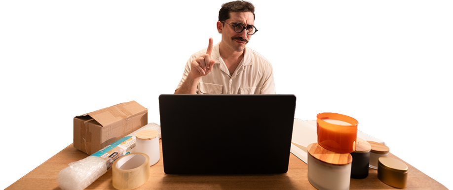 Hombre en su escritorio pidiendo que esperes un segundo